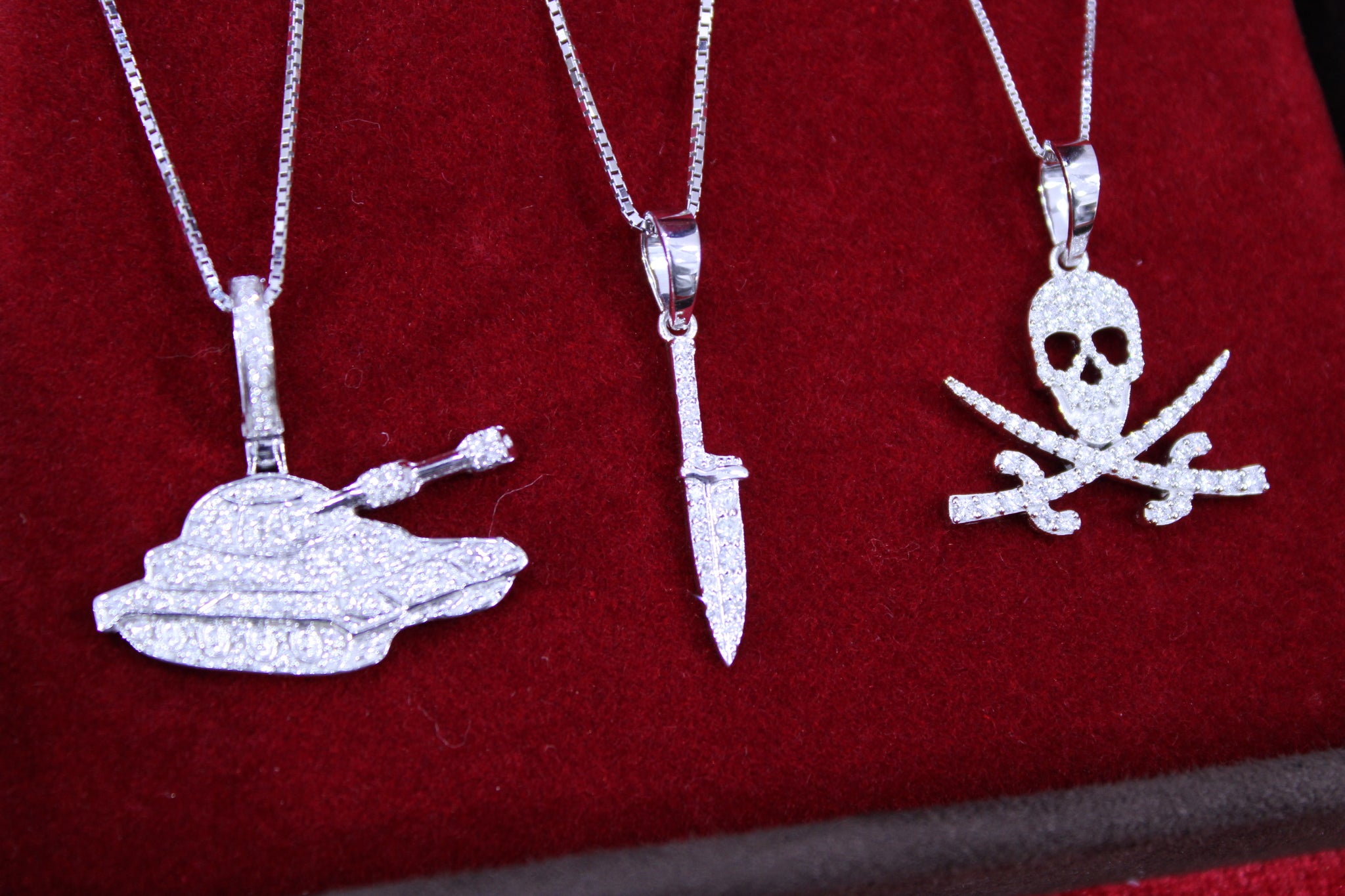 "Knife" Pendant White Gold with Solid Back -0.46CT